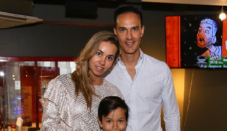  Marcela Rubio y Oscar Estrada con su hijo Marcelo.