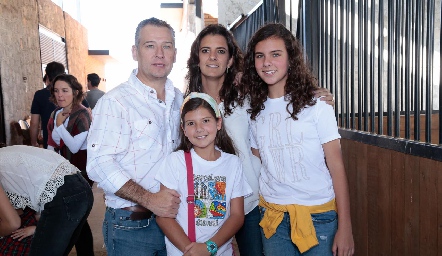  Héctor, Daniela, Alexia y Daniela Galán.
