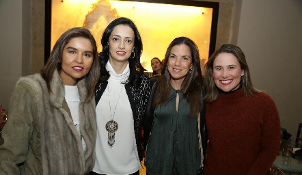 Lorena Torres, Cristy Villanueva, Valeria Ibarra y Prisca Navia.