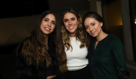  Adriana Estrada, Jocelyn Córdova y Nayeli Maya.