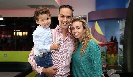  Oscar Estrada y Marcela Rubio con Oscar.