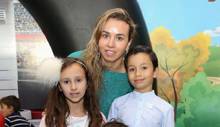  Marcela Rubio con sus hijos Silvana, Marcelo y Oscar.