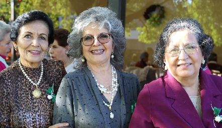  Carmela Pérez, Mercedes y Cristina León.