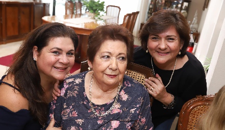  Sandra Guevara, Adriana Colores y Adriana Guevara.