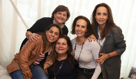  Adriana Guevara, Maribel Torres, Sandra Guevara, Yogus Gómez y Cristina Villalobos.