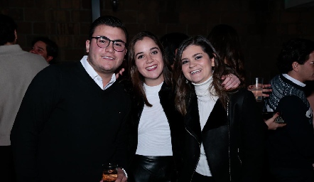  Emiliano Portillo, María Meade y María José Valladares