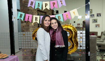  Ceci con su prima Sandra Villalobos.