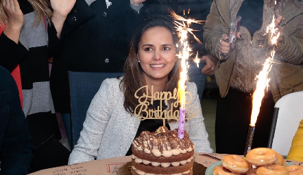 Ceci Dávila con su pastel.