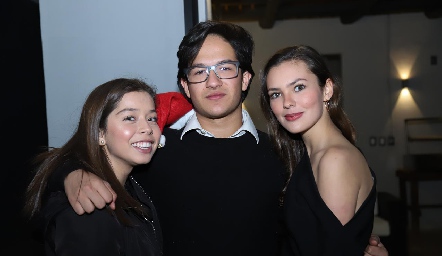 Nat Gaviño, Jorge Aguilar y Renata Acevedo.