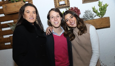  Regina González, Jorge Del Valle y Pily Villanueva.