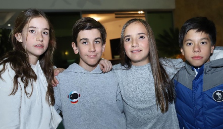  Camila, Daniel, Cristina y Pedrito.