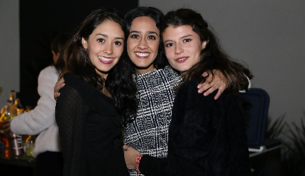  Paola Díaz De León, MarijoAbud y Dani Meade.