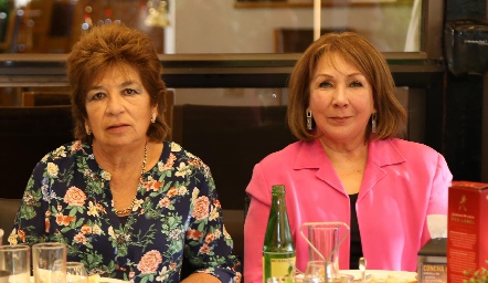  Yolanda Valdez y Tere Tobías.