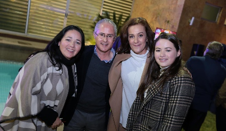  Claudia Álvarez, Jorge Aldrett, Maricarmen López y Marisol Aldrett.