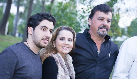  Max Gómez, Anabel Gaviño y Héctor Gómez.