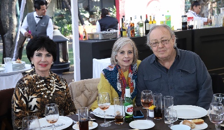  Lucy Stahl, Lourdes y Carlos Artolózaga.