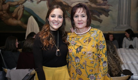  Laura con su mamá Laura Valle de Matienzo.
