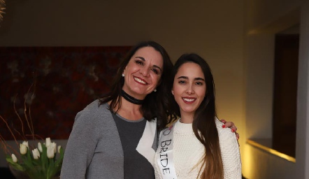  Guadalupe Bárcena García con su futura nuera Lorena Cuadra.