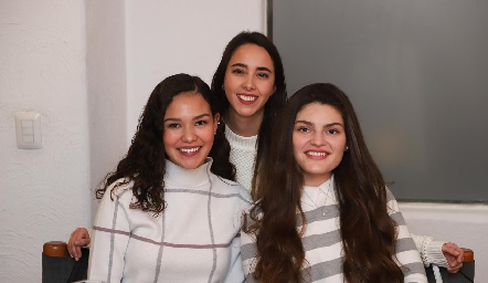  Michelle Morales, Lorena Cuadra y Vero Godiba.