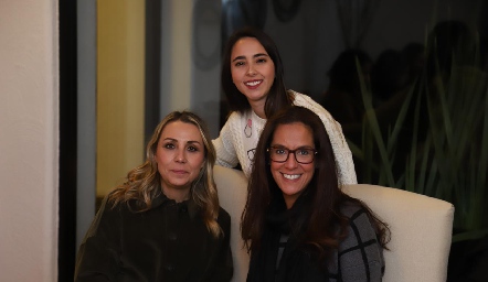  Roxana Serna, Lore Cuadra y Delia Iduarte.