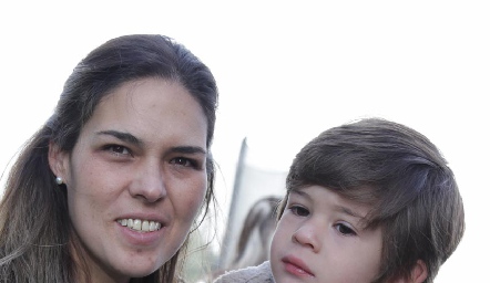  Pily Allende con su hijo José María.