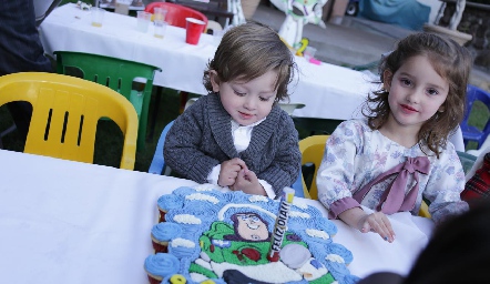  Santiago con su pastel.
