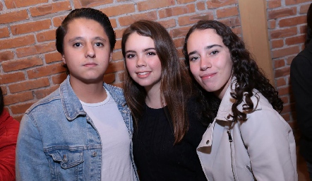  Andrés Robles, Paulina Regil y Hened Flores.