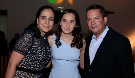  Vero con sus papás, Verónica Vallejo de Moreno y Humberto Moreno.