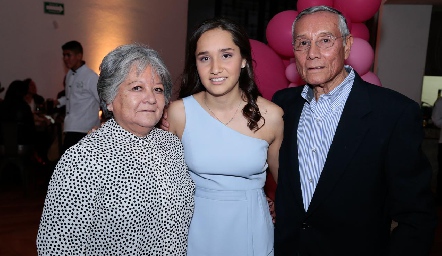  Vero con sus abuelitos paternos, Juanita Terrones y Aquilino Moreno.