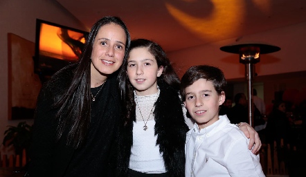 Cristina Vallejo, Ana Cris  y Santiago Almazán.