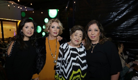  Lila Calvillo con sus hijas Martha, Isabel y Sofía Carrillo.