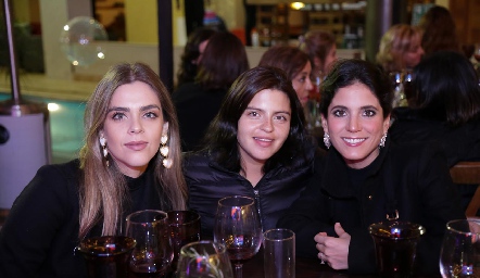  Claudia Mahbub, Daniela de los Santos y Maribel Rodríguez.