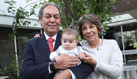  Ángel con sus abuelos Carlos y TatinaTorres.