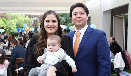  Ángel con sus padrino Danitza Lozano y Daniel Zollino.