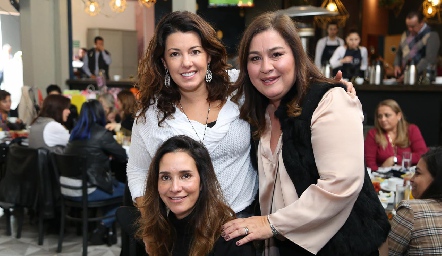  Cristina Puga, Deyi Cázares y Gabriela Estrada.
