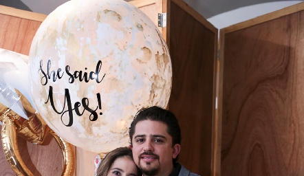 Cristina Kasis y Manuel Mora se comprometieron.
