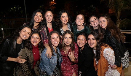  La futura novia con sus mejores amigas.