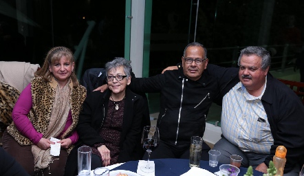 Nora Martínez, Sandra de Cervantes, Víctor Cervantes y Manuel Mora.