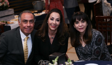  Gerardo Chevaile, Silvia Medrano y Paty Campos.