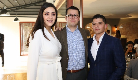  Scarlett Garelli, Gustavo Rodríguez y Guillermo Camacho.