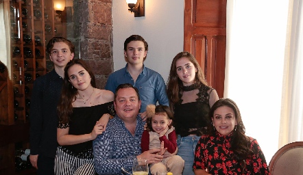  Ramón Meade con su esposa, Alejandra Martínez y sus hijos, Andrés, Emilia, Diego, Celina y Federica Meade.