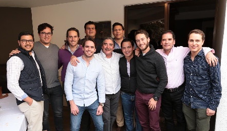  Eduardo con sus amigos.