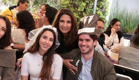  Lorena Cuadra, Lourdes Velázquez y Eduardo Álvarez.