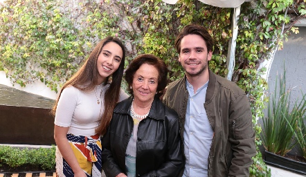  Gloria Rodríguez de Álvarez con los futuros esposos.