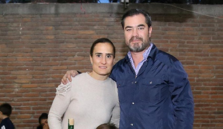 Luza González y Fernando Azcona con su hijo Paulo.