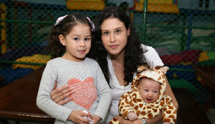  Mariana Rodríguez con Ana Paula y Carlos.