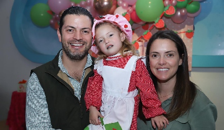  Fernando Toranzo y Adriana Medina con su hija Julia.