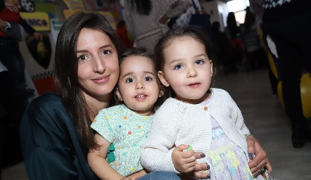 Henriette González con sus hijas Sofía y Alexa.
