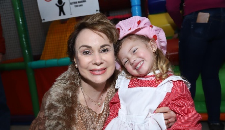  Lourdes López con su nieta Julia.