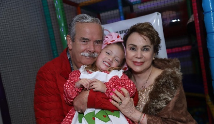  Juan José Toranzo y Lourdes López con su nieta Julia.